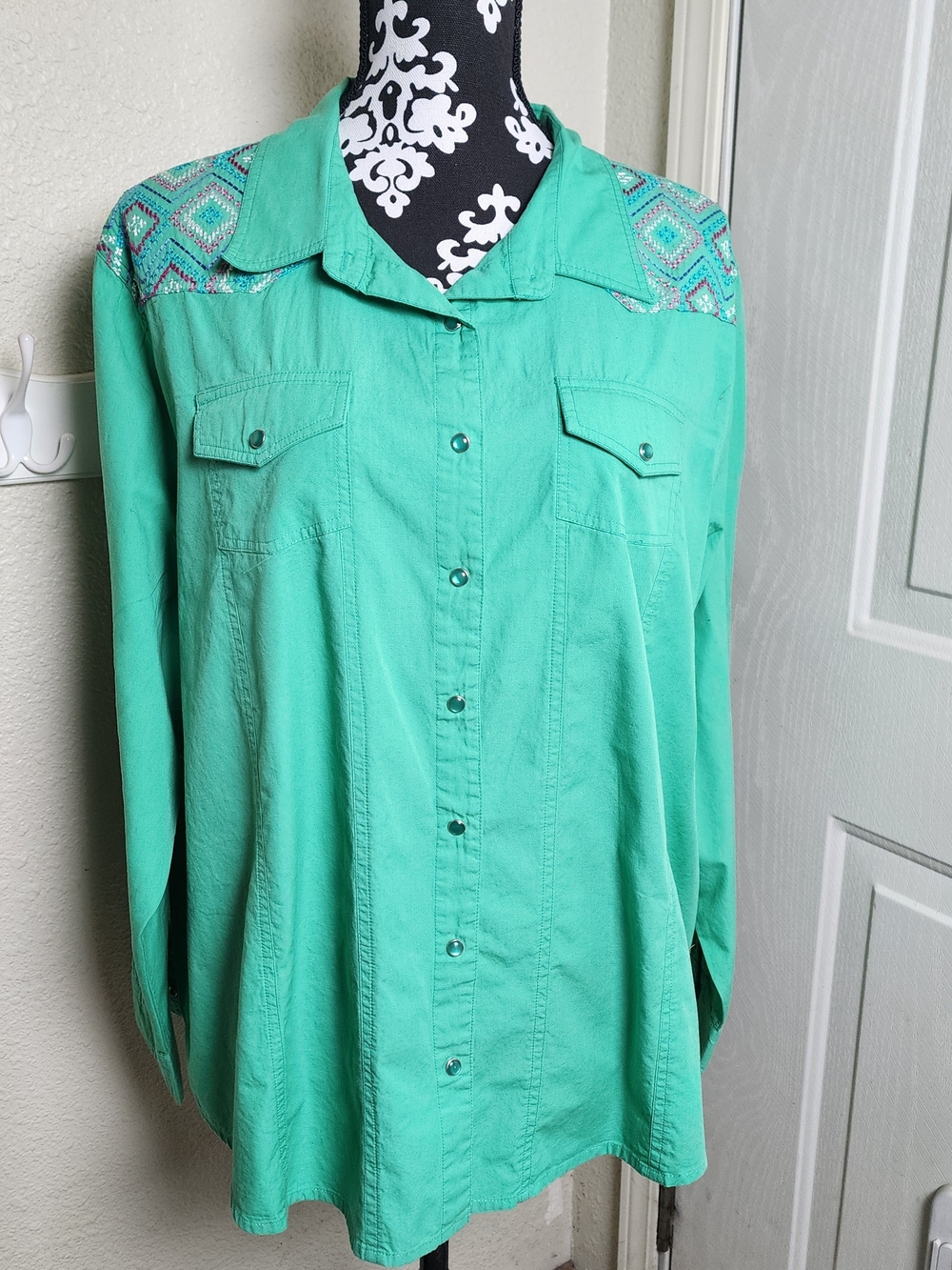 Back in the Saddle Embroidered Button Down Top in Green Size 2X Like New